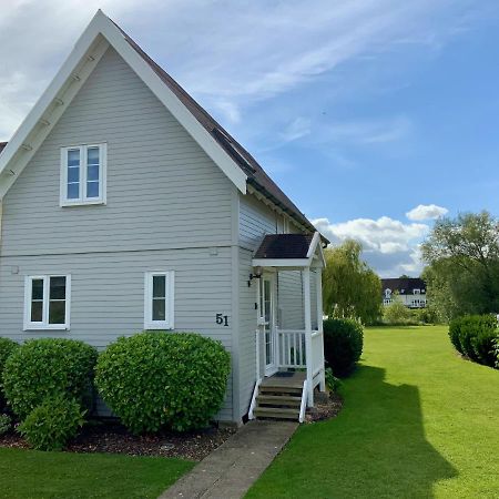 'That One' Our Cotswold Lakeside Lodge Cirencester Exteriör bild
