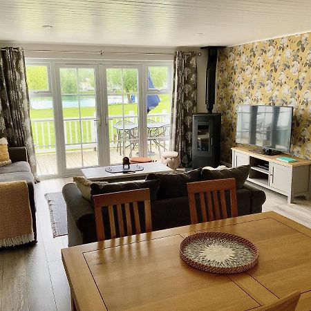 'That One' Our Cotswold Lakeside Lodge Cirencester Exteriör bild
