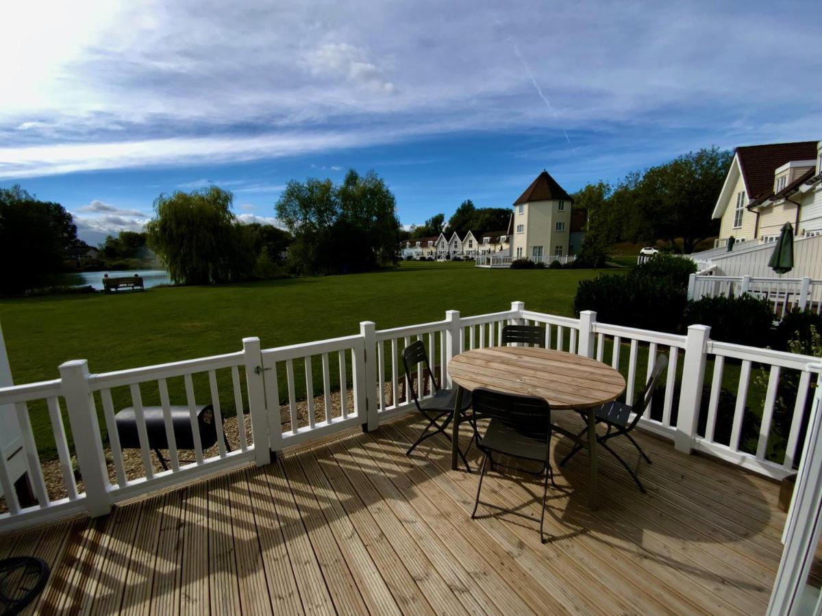 'That One' Our Cotswold Lakeside Lodge Cirencester Exteriör bild