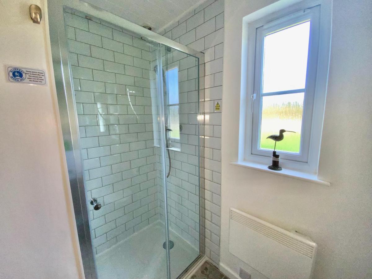 'That One' Our Cotswold Lakeside Lodge Cirencester Exteriör bild