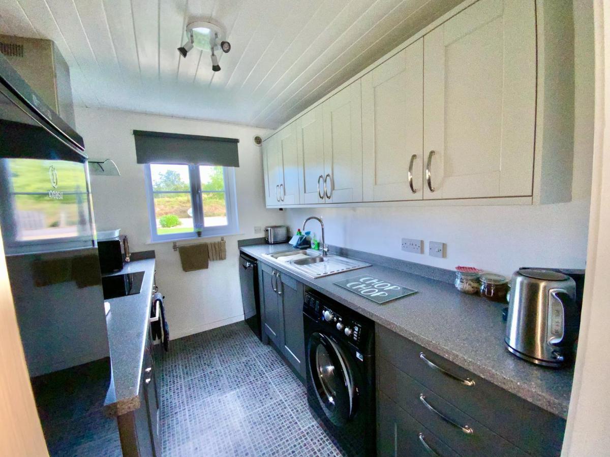 'That One' Our Cotswold Lakeside Lodge Cirencester Exteriör bild