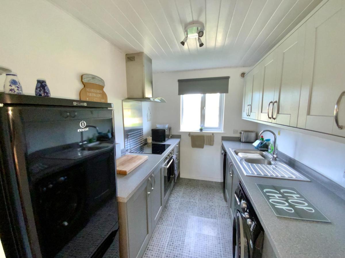 'That One' Our Cotswold Lakeside Lodge Cirencester Exteriör bild