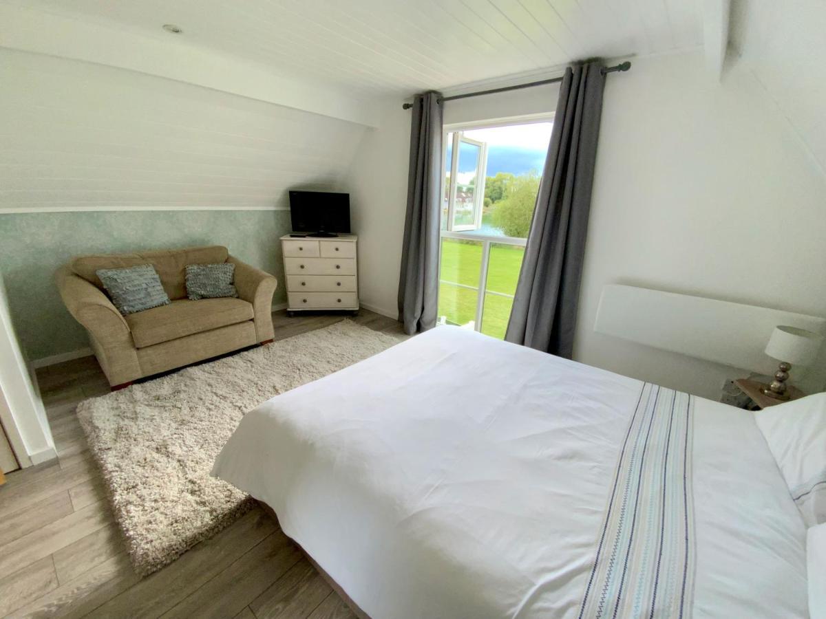 'That One' Our Cotswold Lakeside Lodge Cirencester Exteriör bild