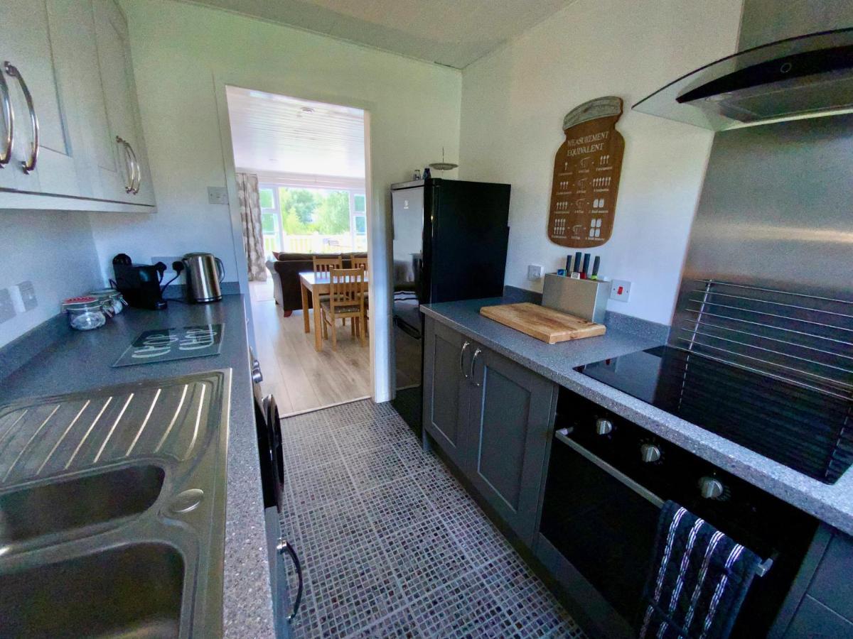 'That One' Our Cotswold Lakeside Lodge Cirencester Exteriör bild