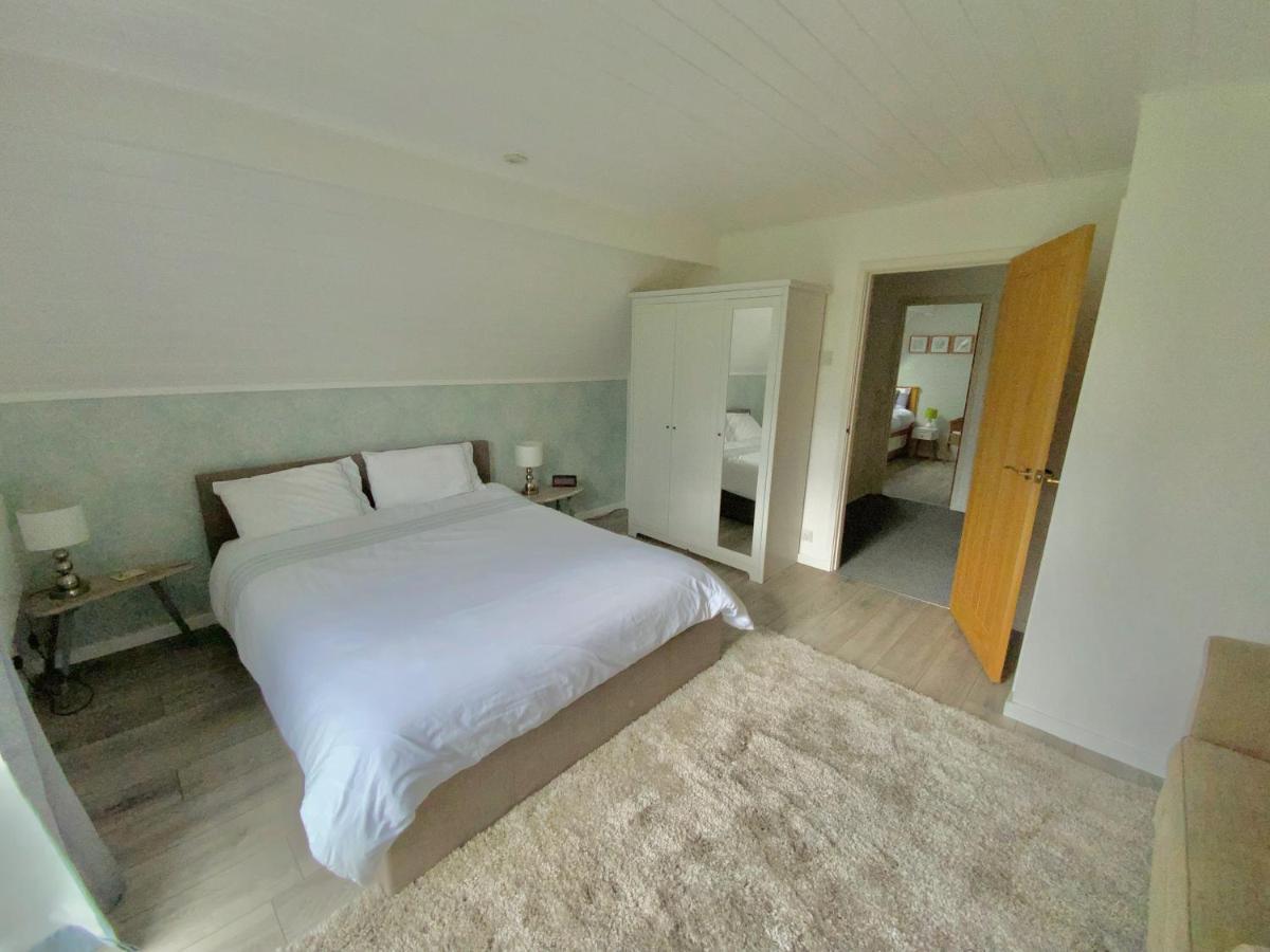 'That One' Our Cotswold Lakeside Lodge Cirencester Exteriör bild