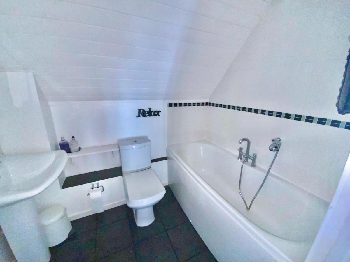 'That One' Our Cotswold Lakeside Lodge Cirencester Exteriör bild