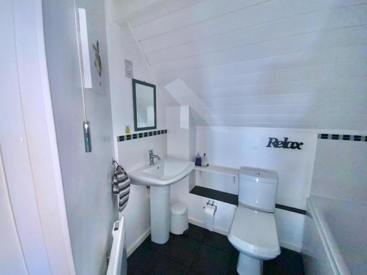 'That One' Our Cotswold Lakeside Lodge Cirencester Exteriör bild