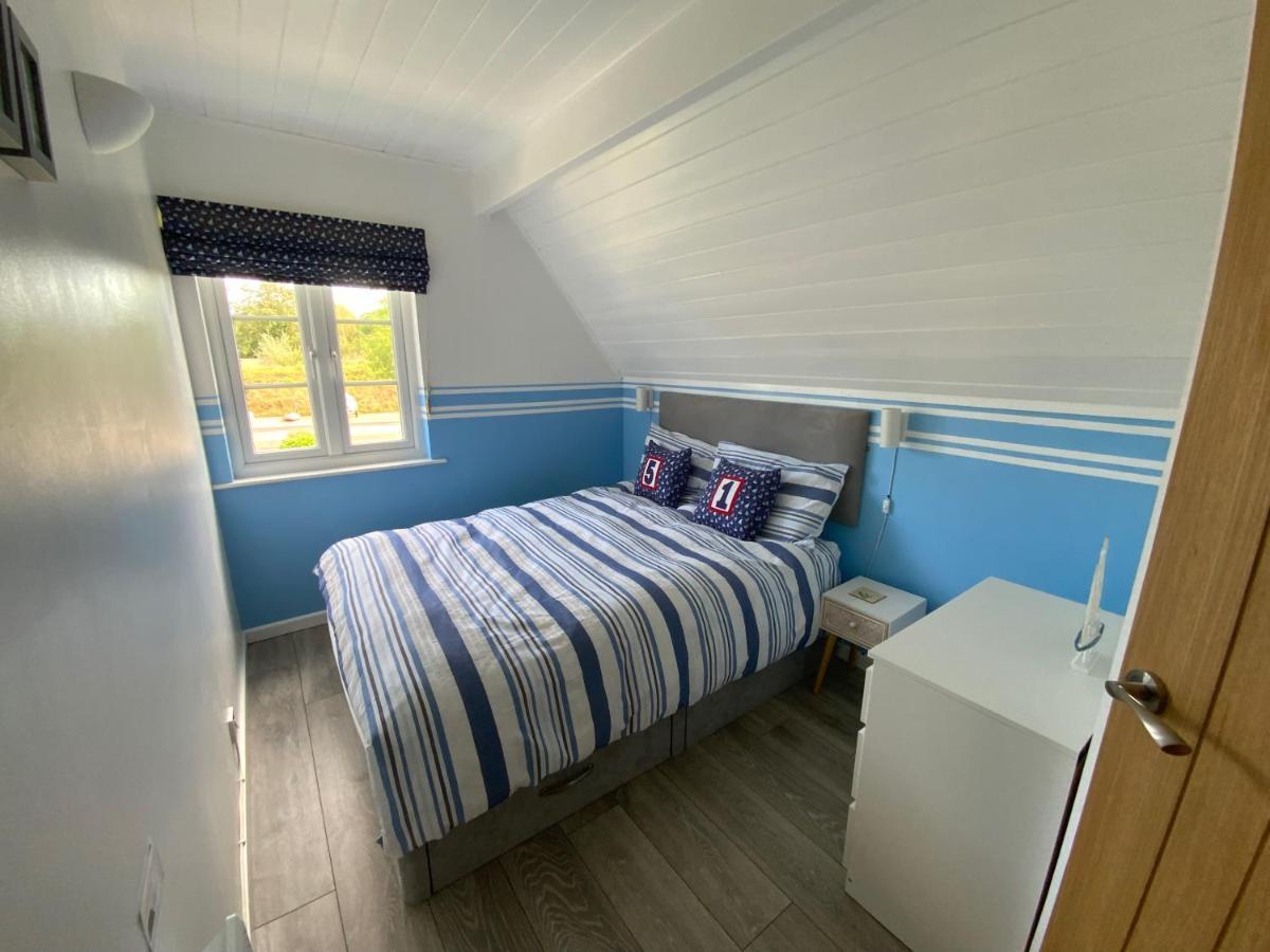 'That One' Our Cotswold Lakeside Lodge Cirencester Exteriör bild