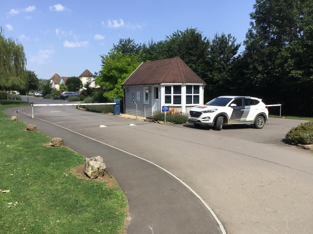 'That One' Our Cotswold Lakeside Lodge Cirencester Exteriör bild