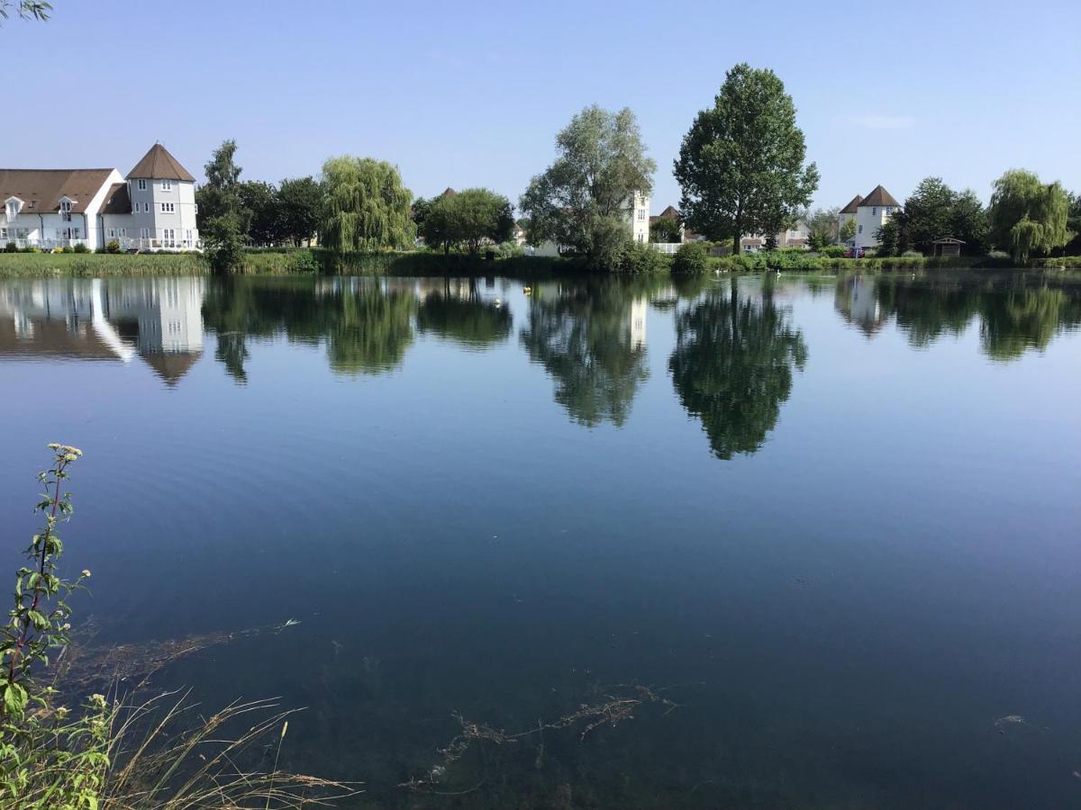 'That One' Our Cotswold Lakeside Lodge Cirencester Exteriör bild