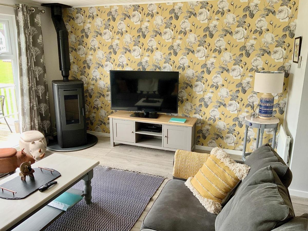 'That One' Our Cotswold Lakeside Lodge Cirencester Exteriör bild