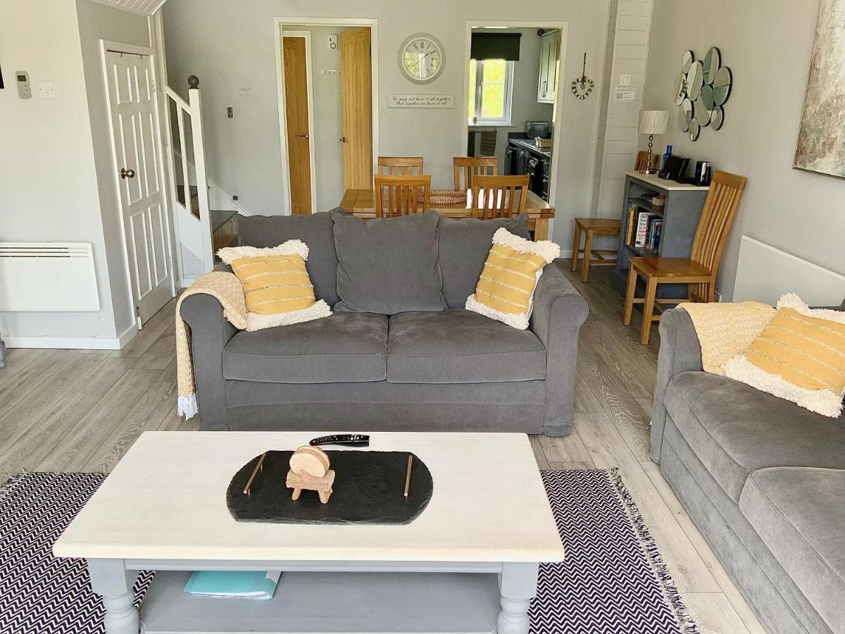 'That One' Our Cotswold Lakeside Lodge Cirencester Exteriör bild