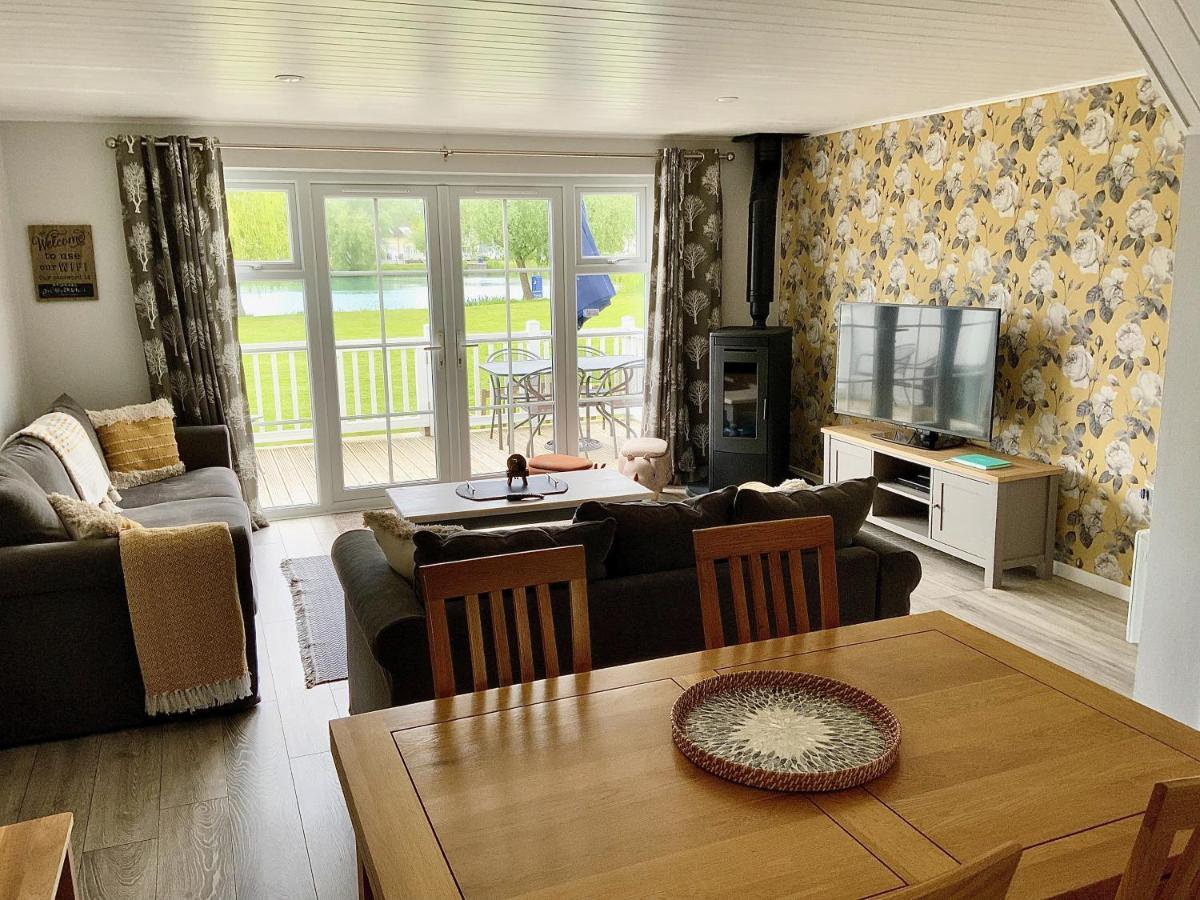 'That One' Our Cotswold Lakeside Lodge Cirencester Exteriör bild