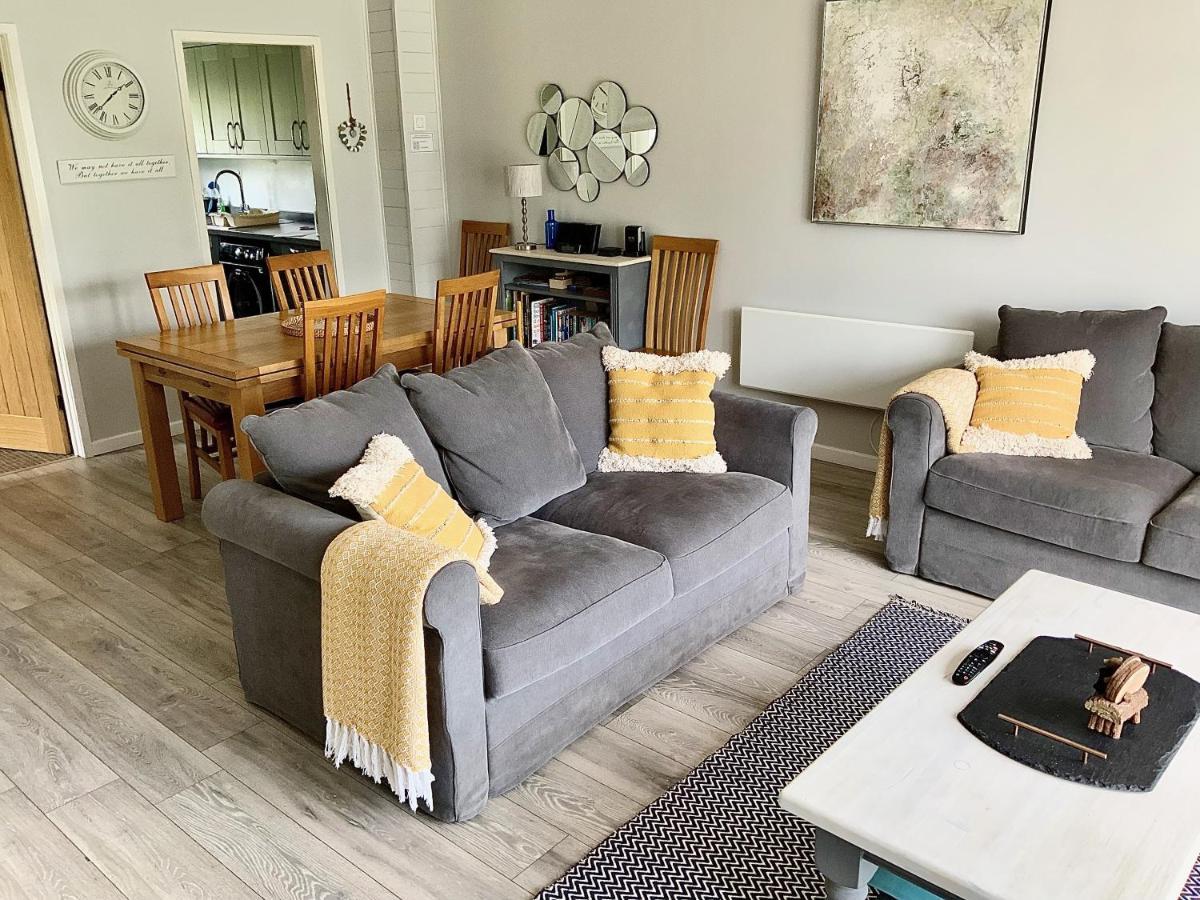 'That One' Our Cotswold Lakeside Lodge Cirencester Exteriör bild